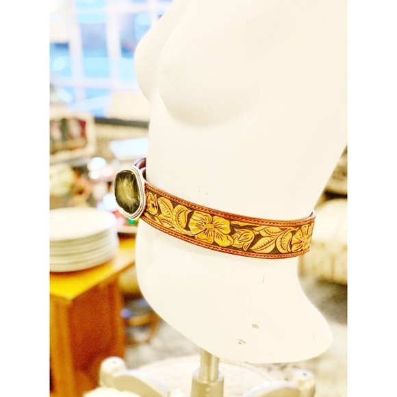 31" Vintage Western Brown Leather Hand Tooled Belt / Floral Motif - Picture 2 of 7